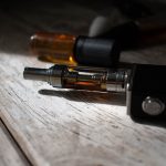 почему вейп плюется жидкостью