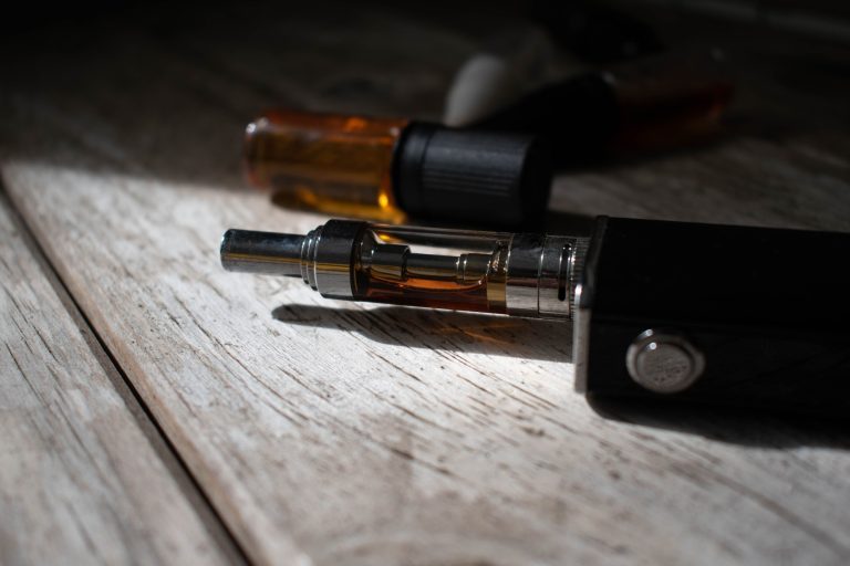 почему вейп плюется жидкостью